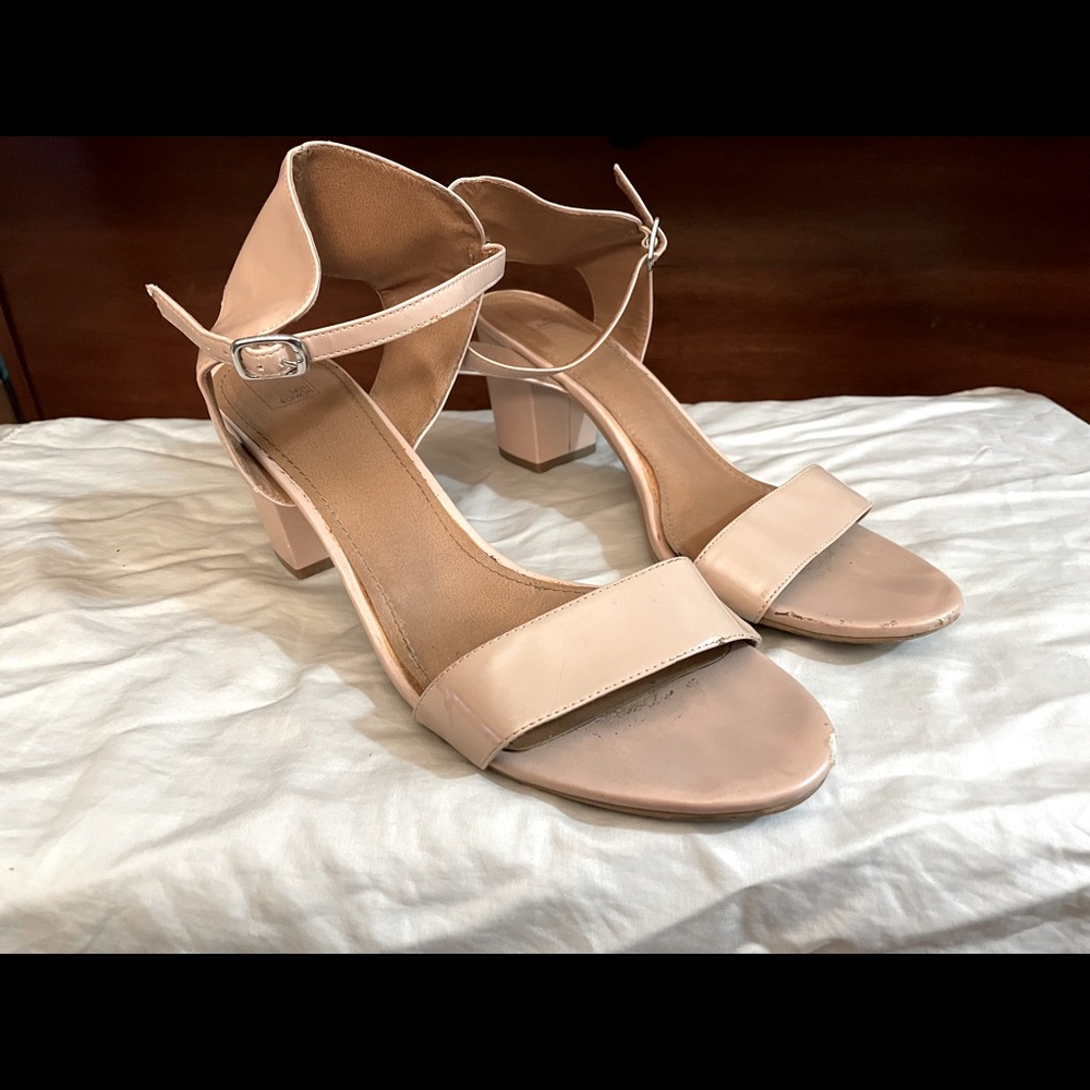 stylish shoes in a neutral pink- beige.